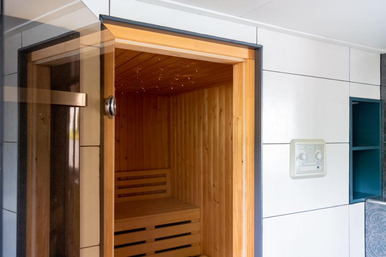 אלפן אן דן ריין Aangenaam Op De Rijn, Woonboot, Inclusief Prive Sauna מראה חיצוני תמונה