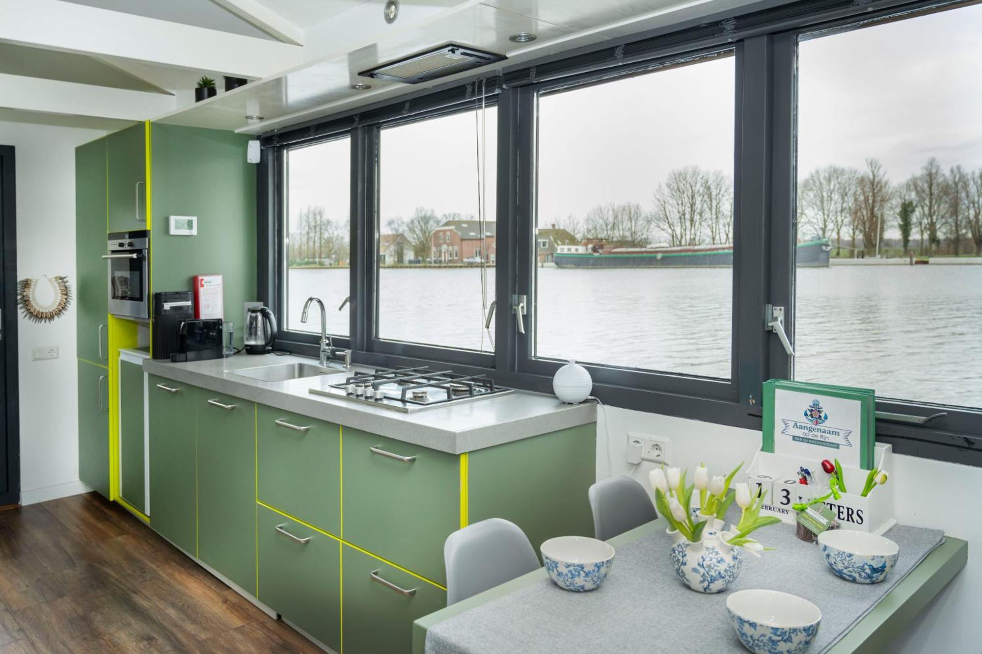 אלפן אן דן ריין Aangenaam Op De Rijn, Woonboot, Inclusief Prive Sauna מראה חיצוני תמונה